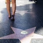 Visita el paseo de la fama y vive cómo se siente un famoso.