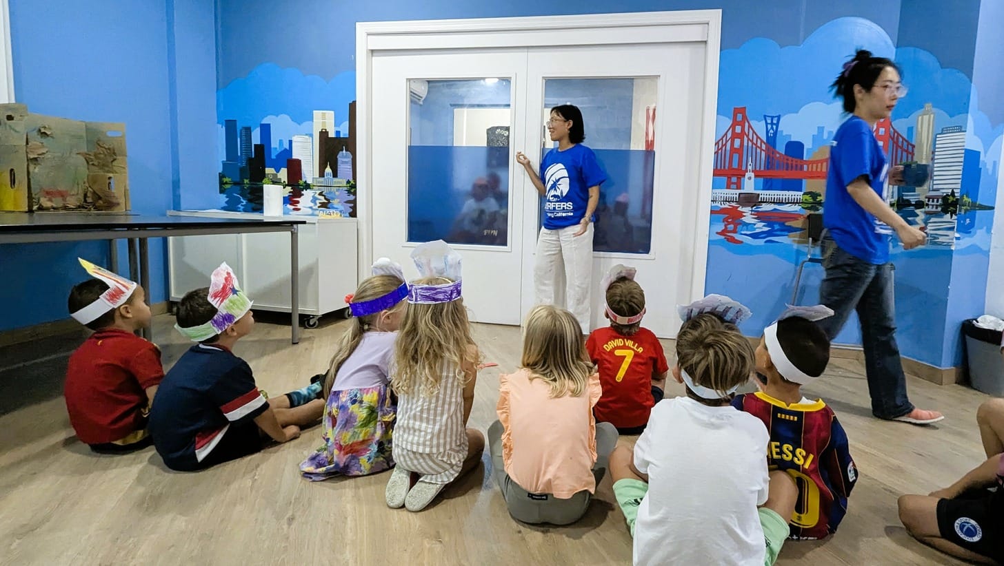 Alumnos preparándose para una obra de teatro