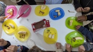 Grupo de estudiantes cocinando en clase