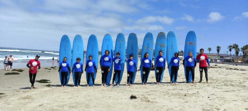 Estudiantes en clase de surf