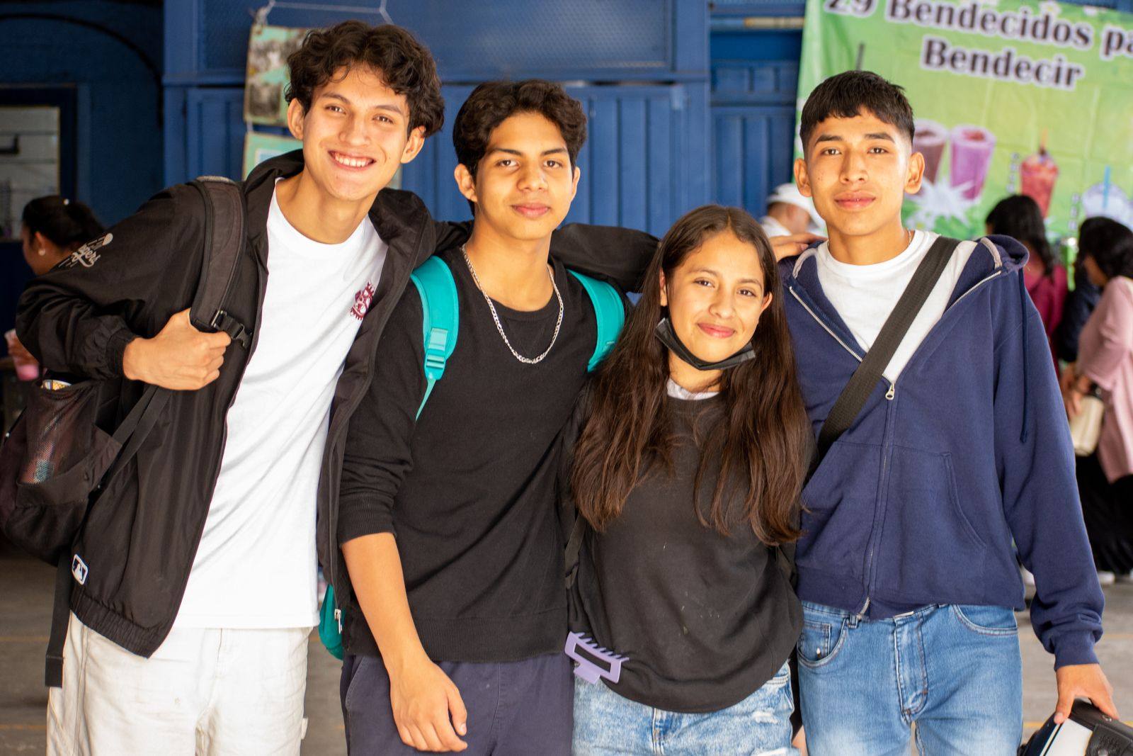 Grupo de adolescentes en un instituto americano