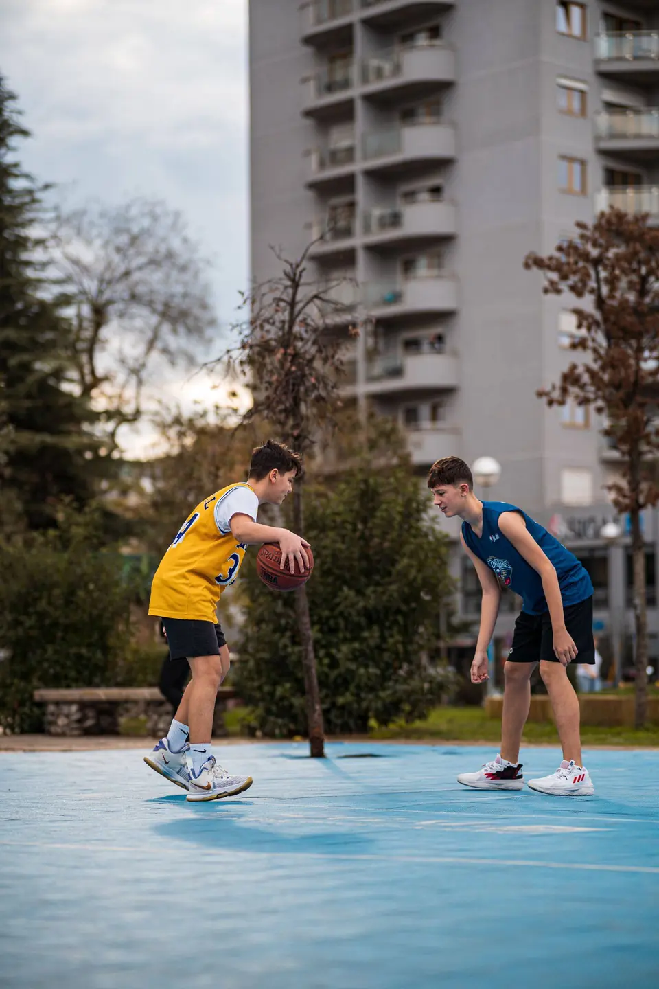 Adolescentes jugando al baloncesto en Estados Unidos