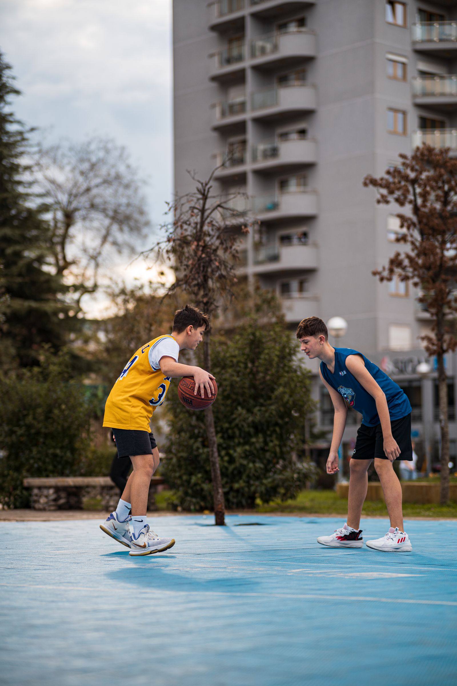 Adolescentes jugando al baloncesto en Estados Unidos