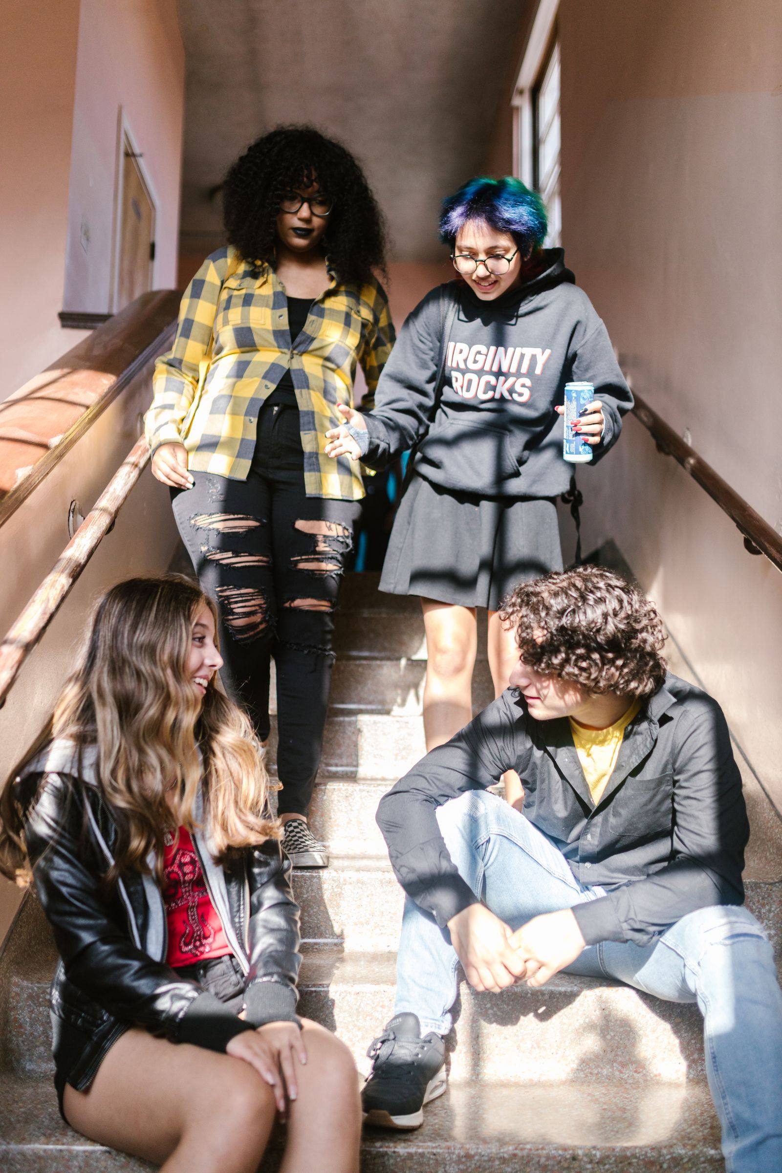 Estudiantes en la escalera de un instituto en Estados Unidos