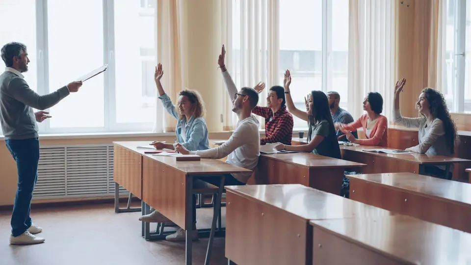 Estudiante adulta en su escuela de inglés en San Diego