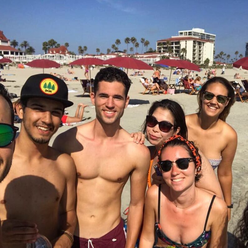 Estudiantes adultos en la playa de Coronado, San Diego