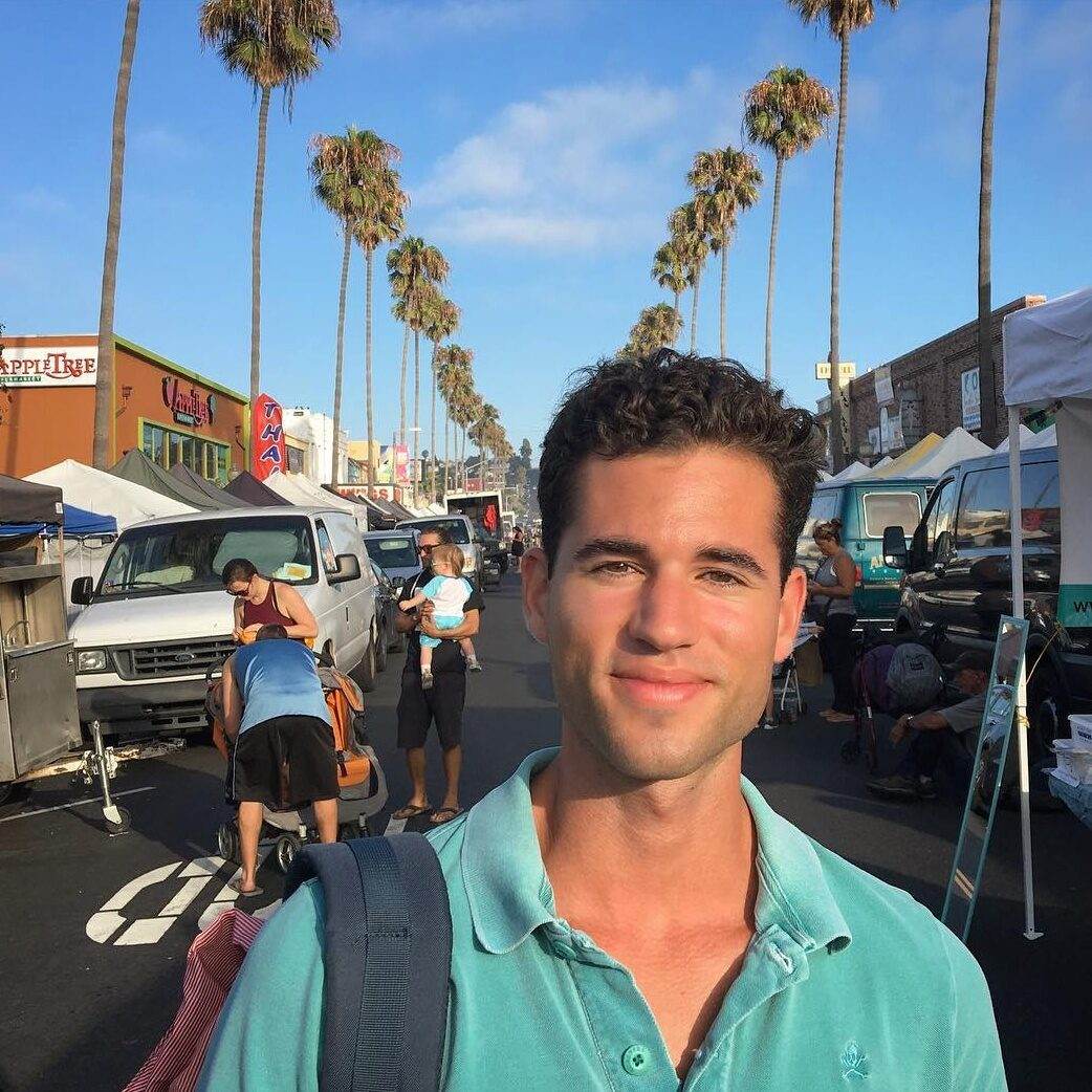 Estudiante adulto en Ocean Beach, San Diego