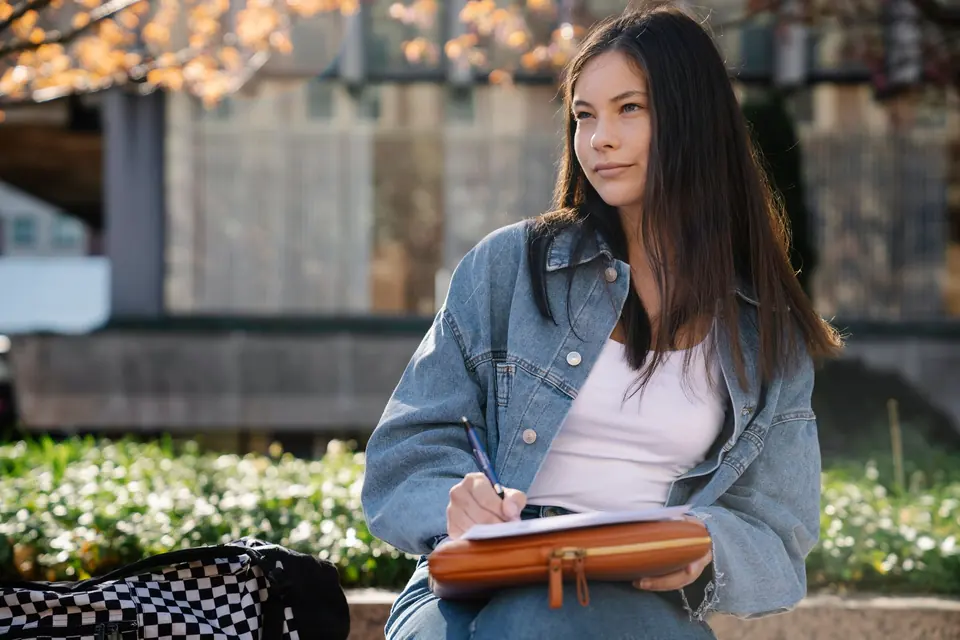Joven estudiante en un campus en Estados Unidos