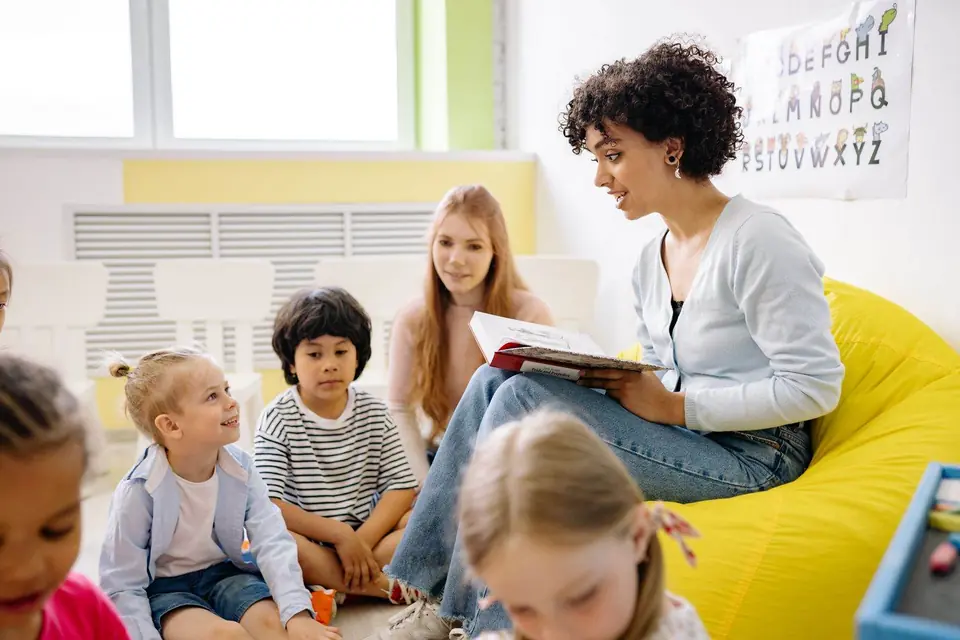 Au pair leyendo un cuento a unos niños en Estados Unidos