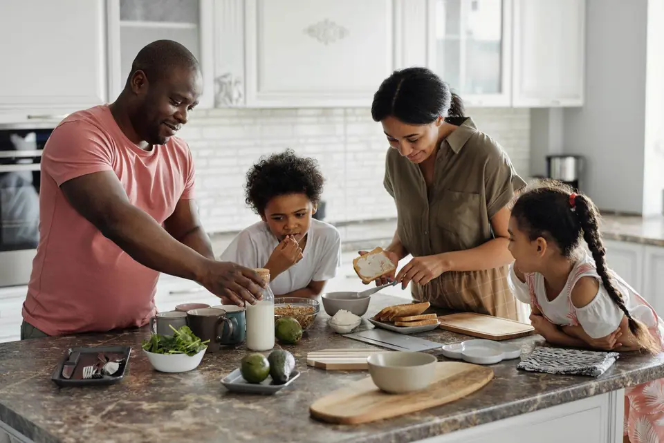 Familia americana preparando el desayuno en casa
