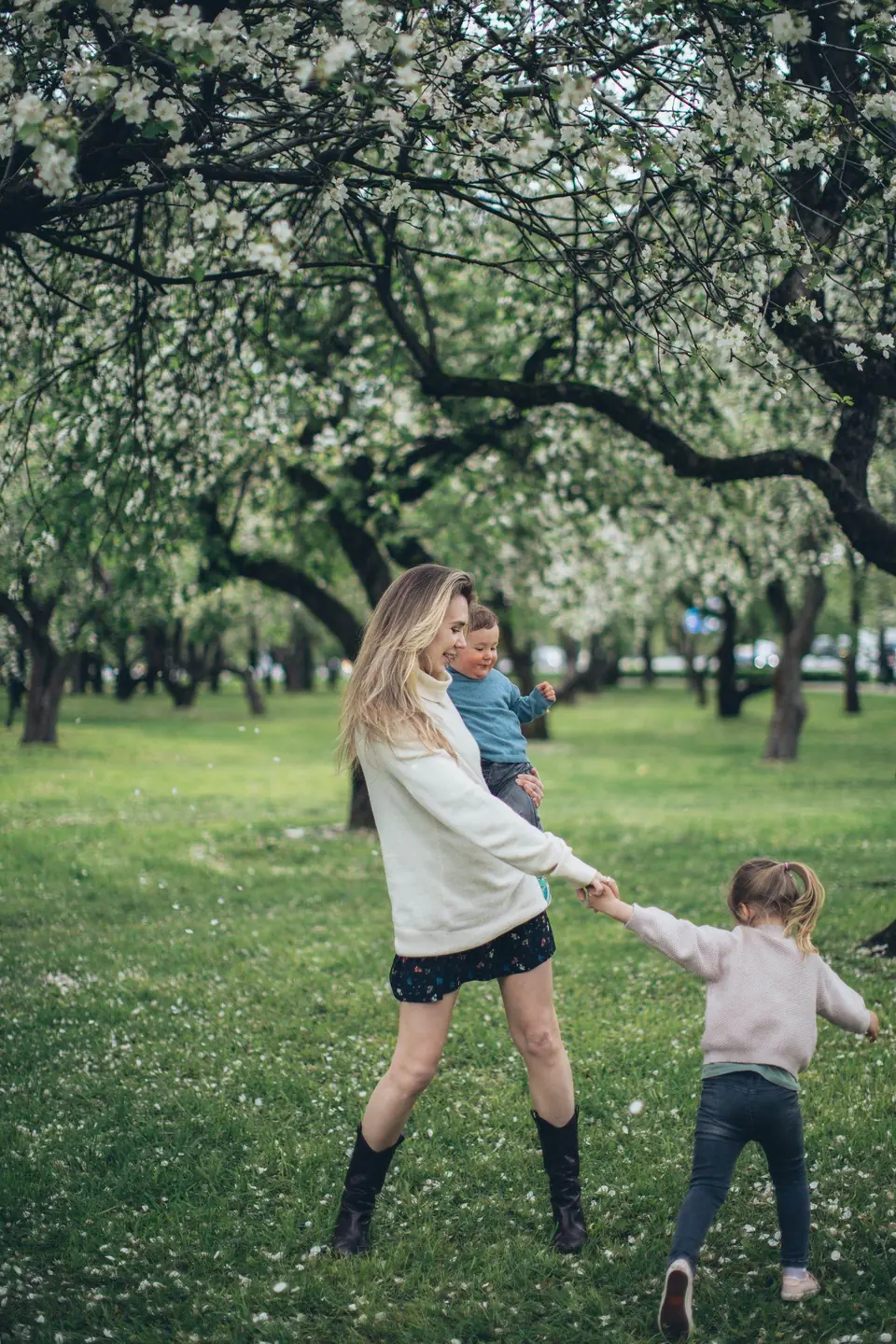 Au pair jugando con dos niños en un parque en Estados Unidos