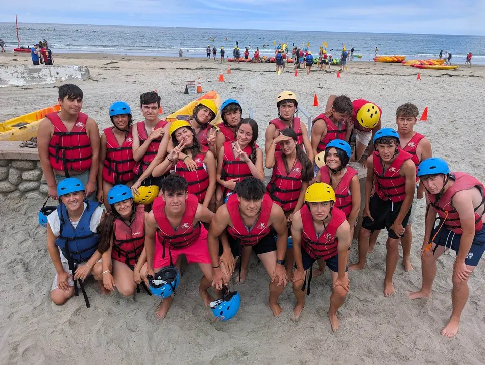 Grupo de estudiantes con chalecos antes de hacer kayak en San Diego