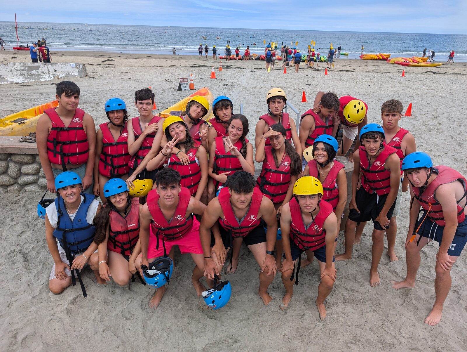 Grupo de estudiantes con chalecos antes de hacer kayak en San Diego