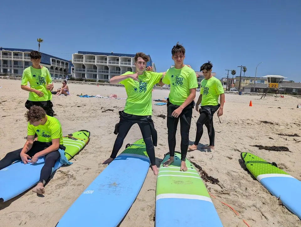 Estudiantes en una clase de surf en una playa de San Diego