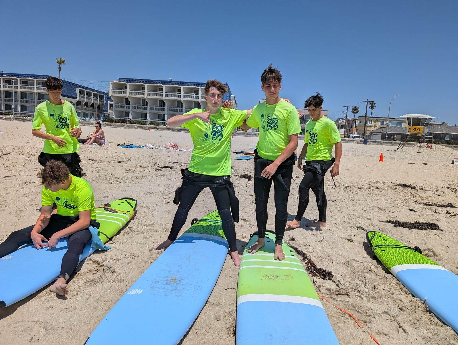 Estudiantes en una clase de surf en una playa de San Diego