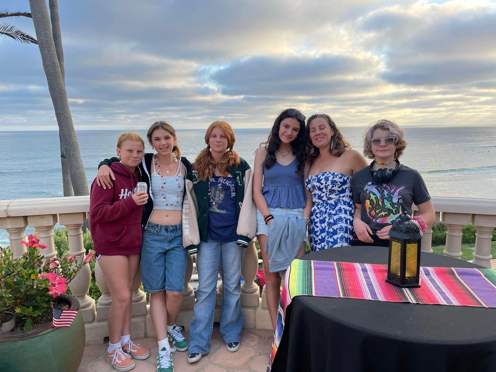 Estudiantes frente a la costa de California al atardecer