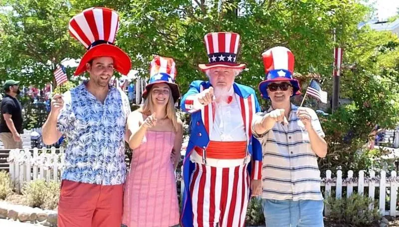 Celebración del 4 de julio con sombreros patrióticos y banderas