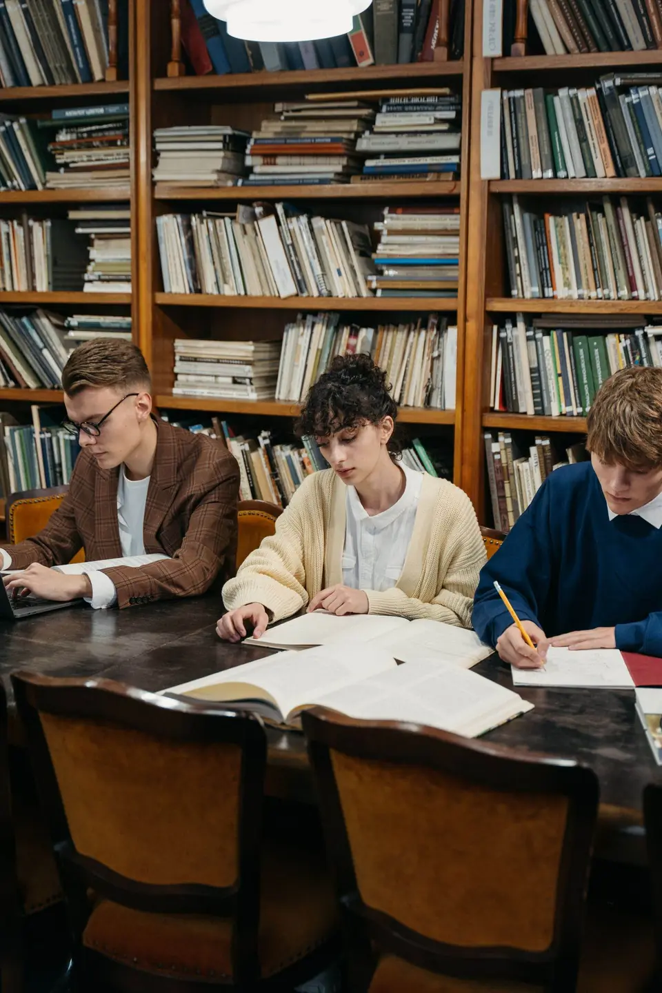 Estudiantes en la biblioteca de un colegio en Estados Unidos