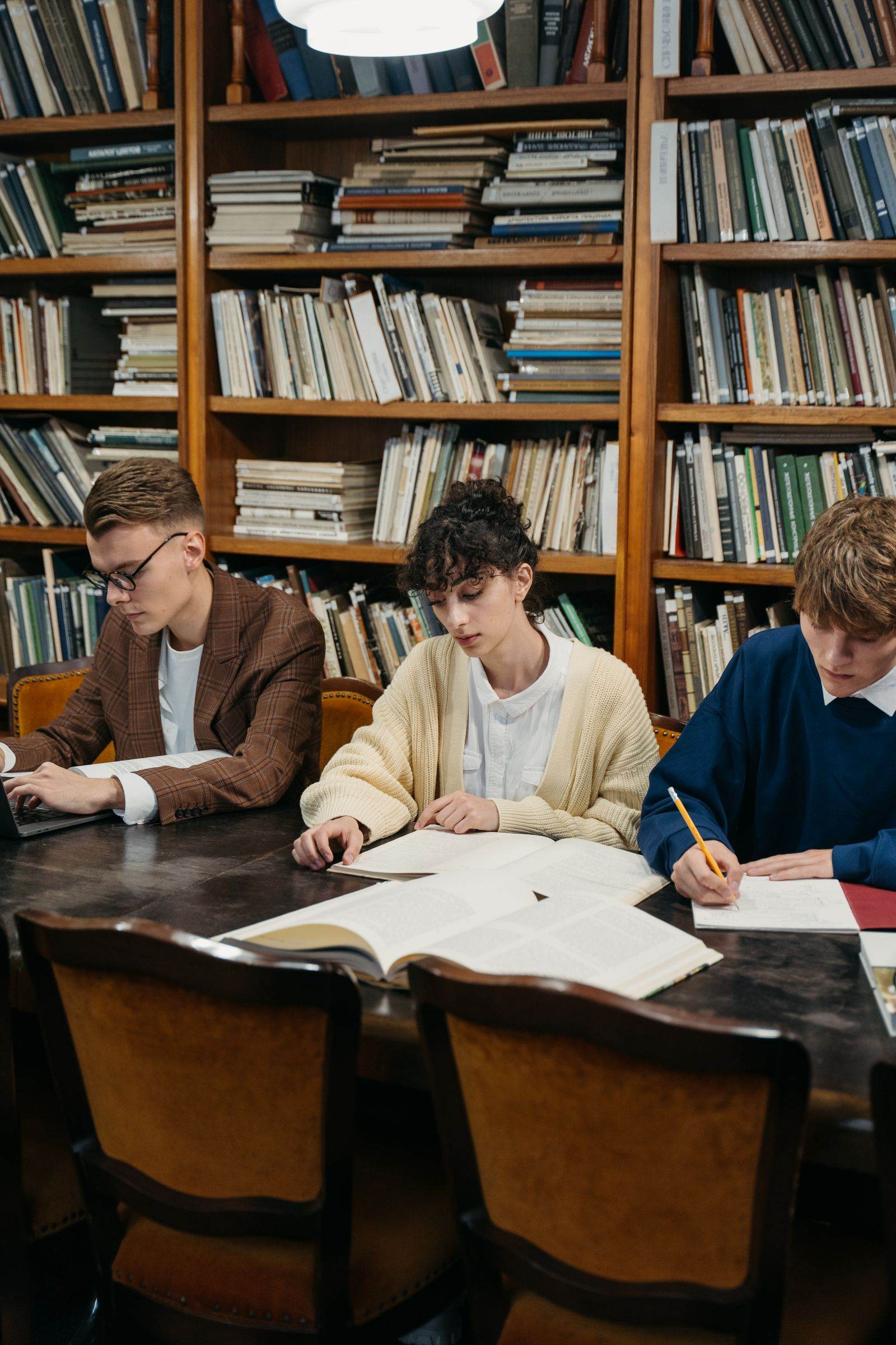 Estudiantes en la biblioteca de un colegio en Estados Unidos