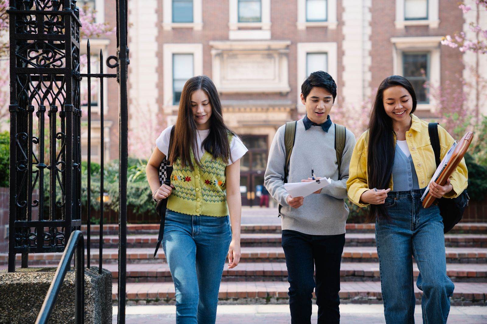 Estudiantes caminando por el campus de un colegio en Estados Unidos