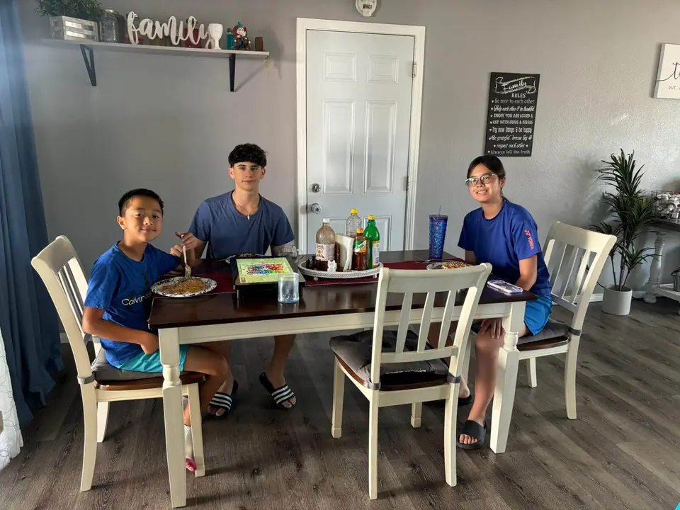 Estudiante cenando con su familia anfitriona en San Diego