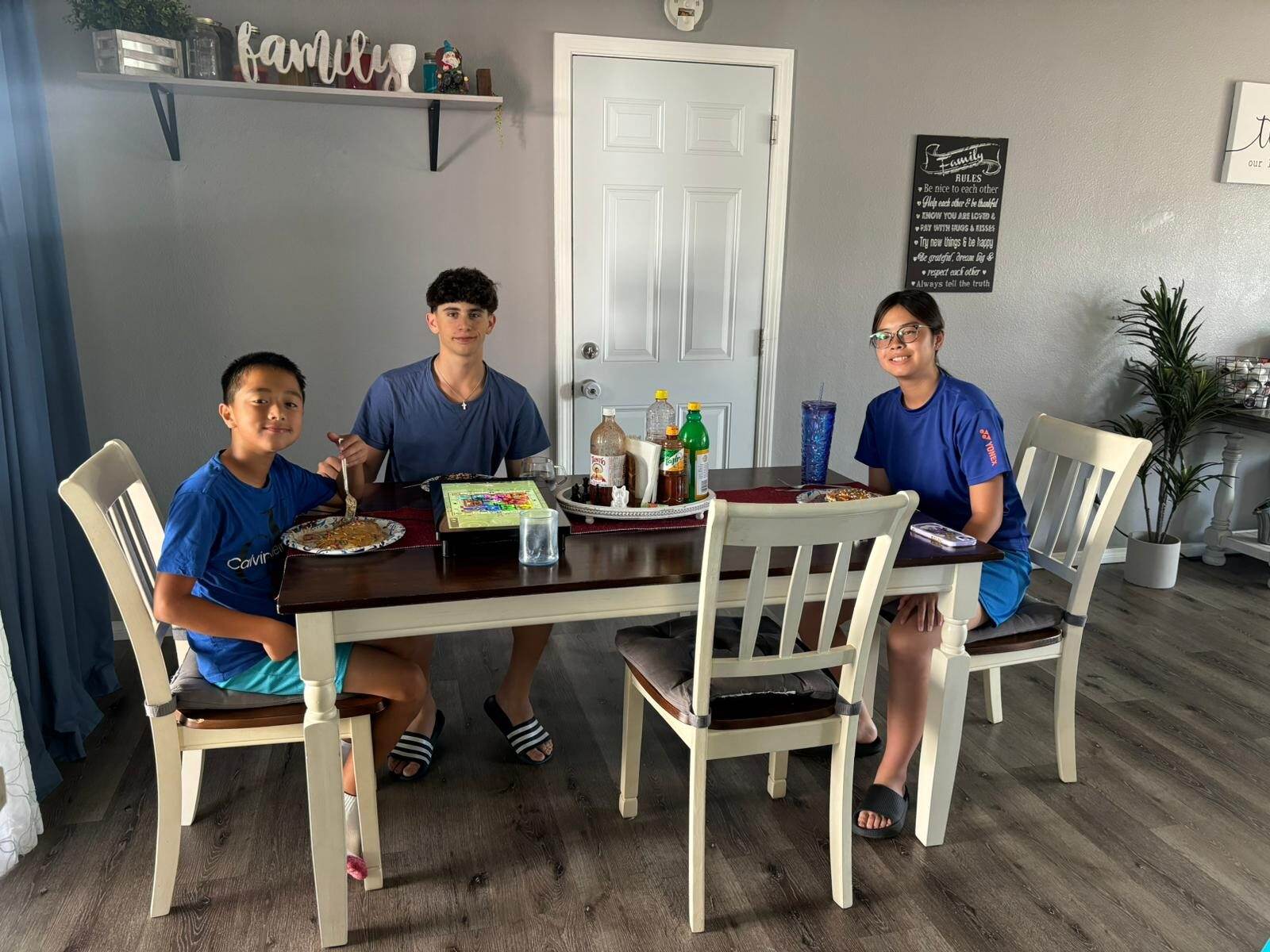 Estudiante cenando con su familia anfitriona en San Diego
