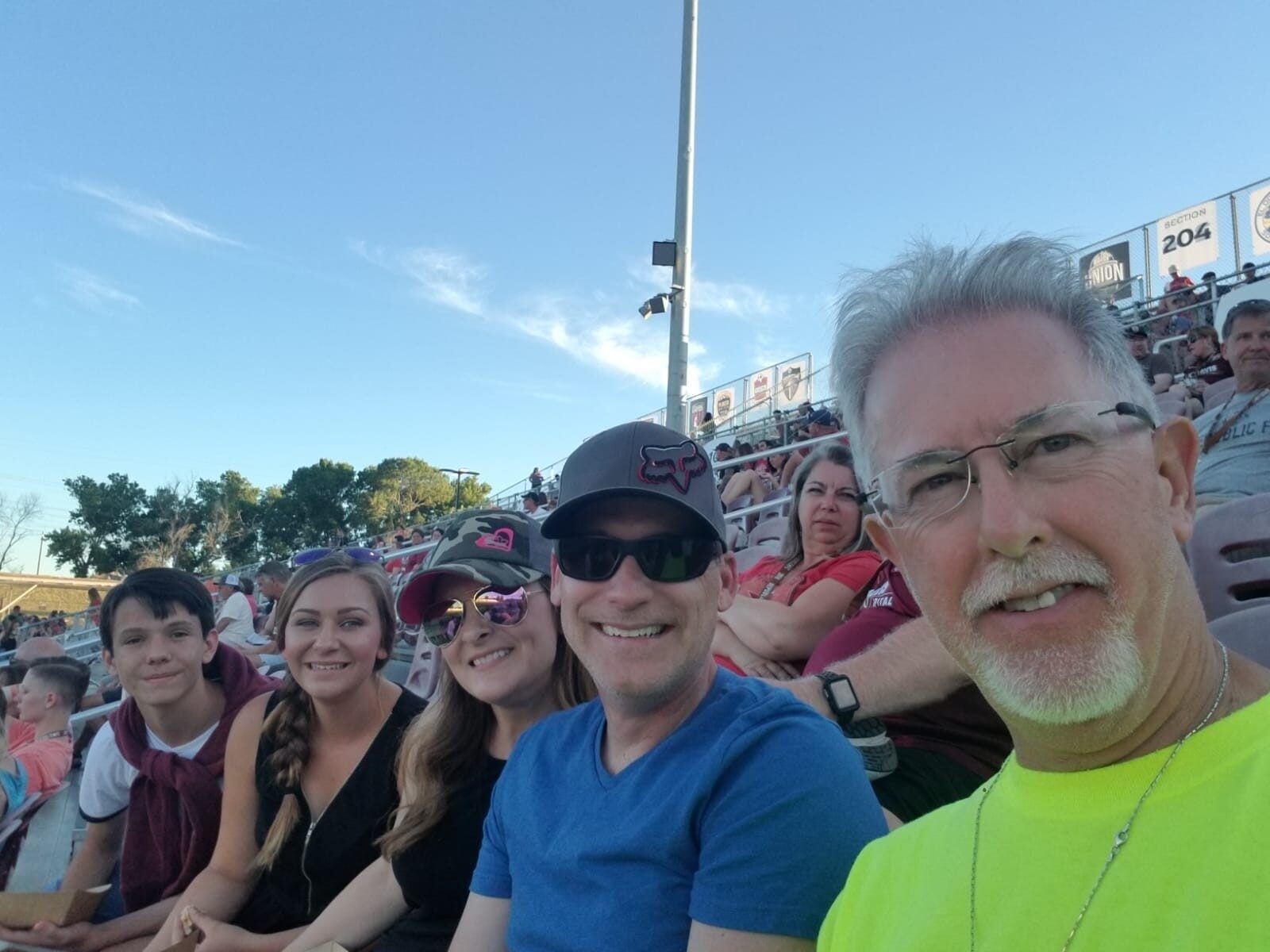Estudiante con su familia anfitriona en un partido en San Diego