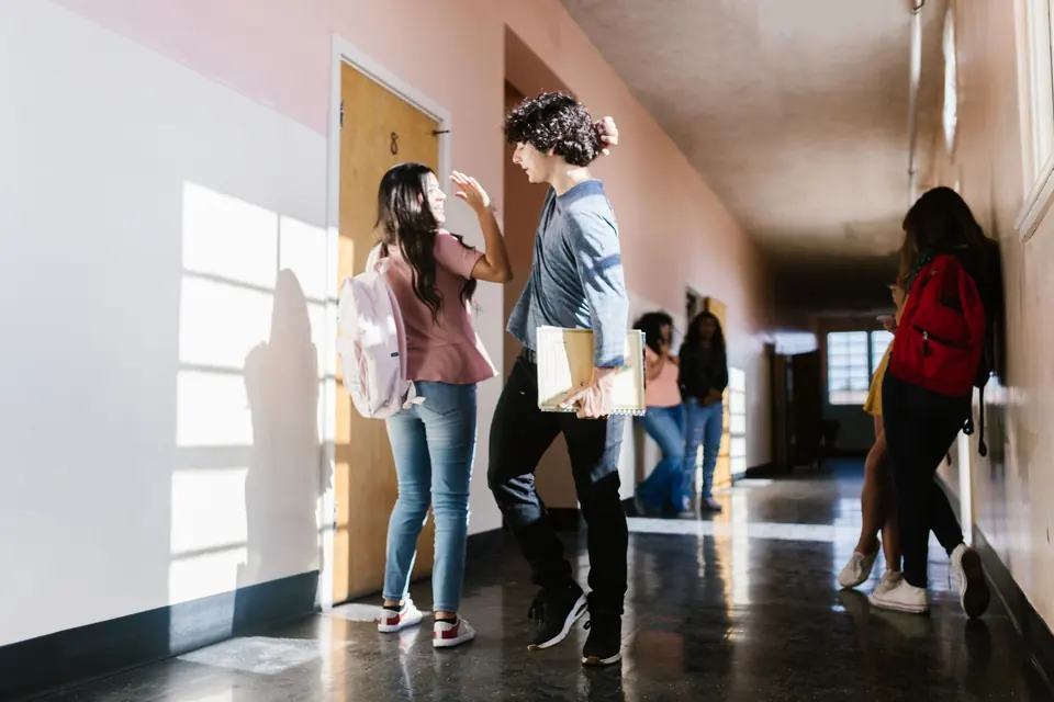 Estudiante graduándose en un instituto de Estados Unidos