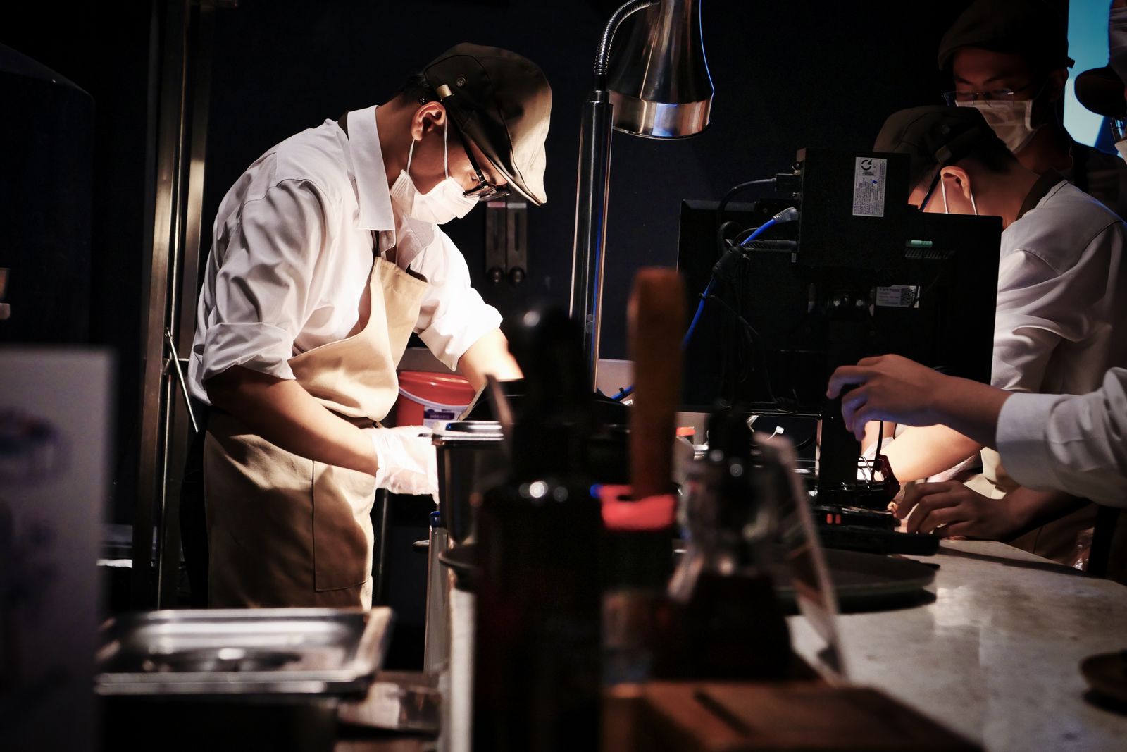 Chef preparando un plato en una cocina profesional en Estados Unidos