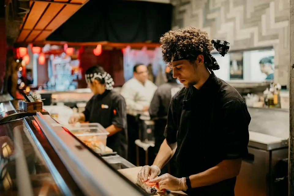 Participante de prácticas trabajando en una cocina en Estados Unidos