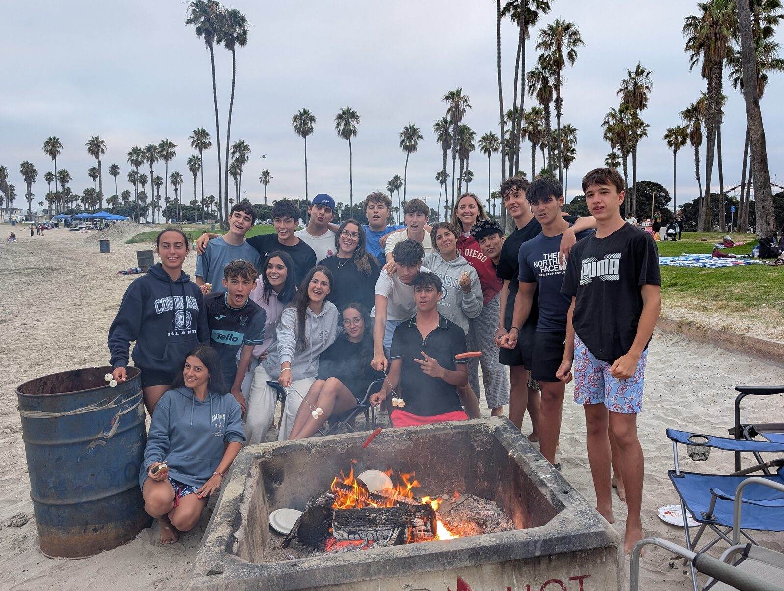 Grupo de estudiantes en una hoguera en la playa de San Diego