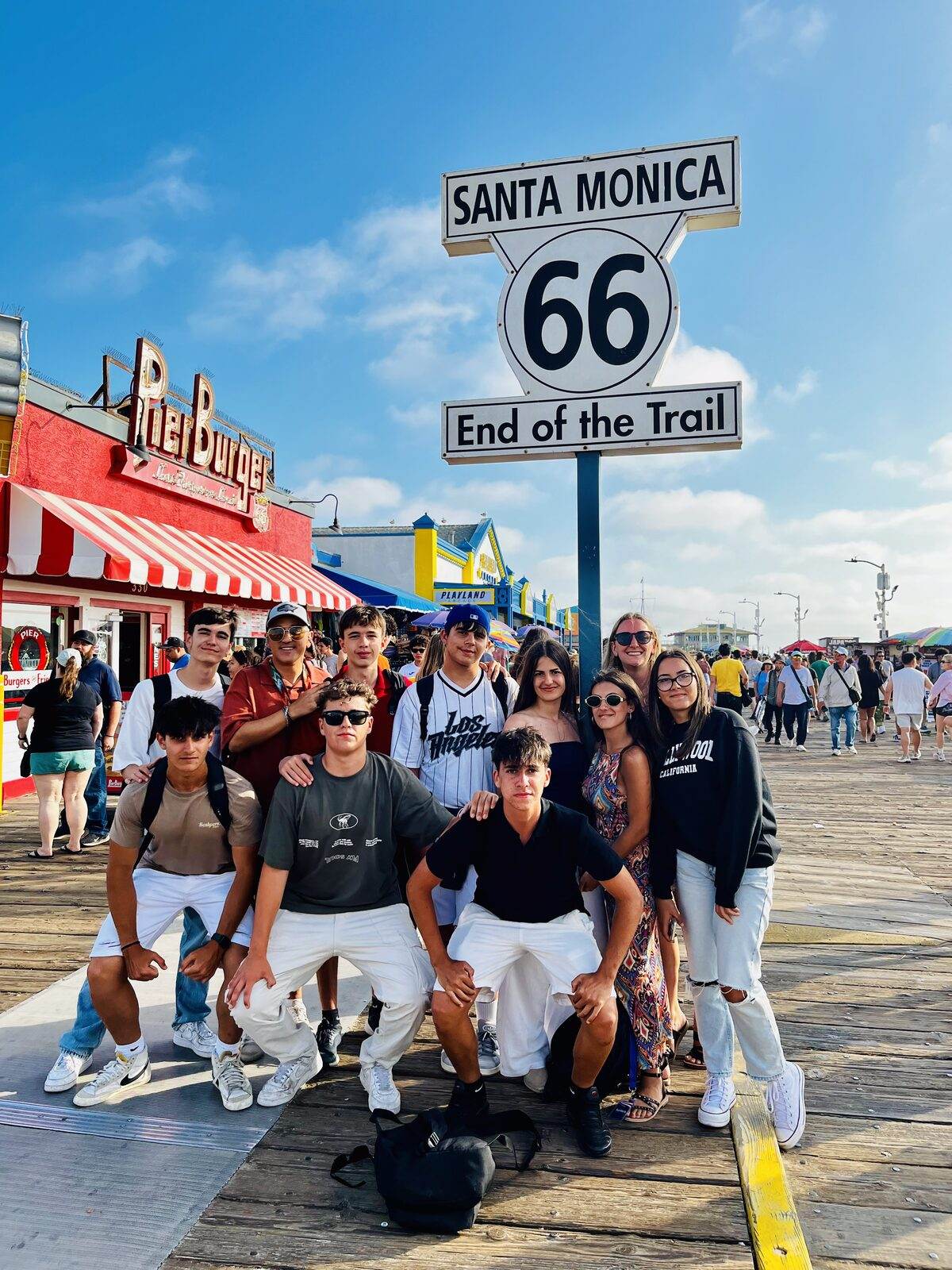 Estudiantes en el muelle de Santa Mónica, Los Ángeles