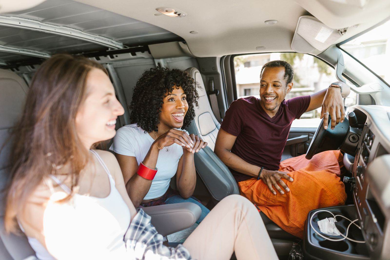 Jóvenes de viaje por carretera en Estados Unidos