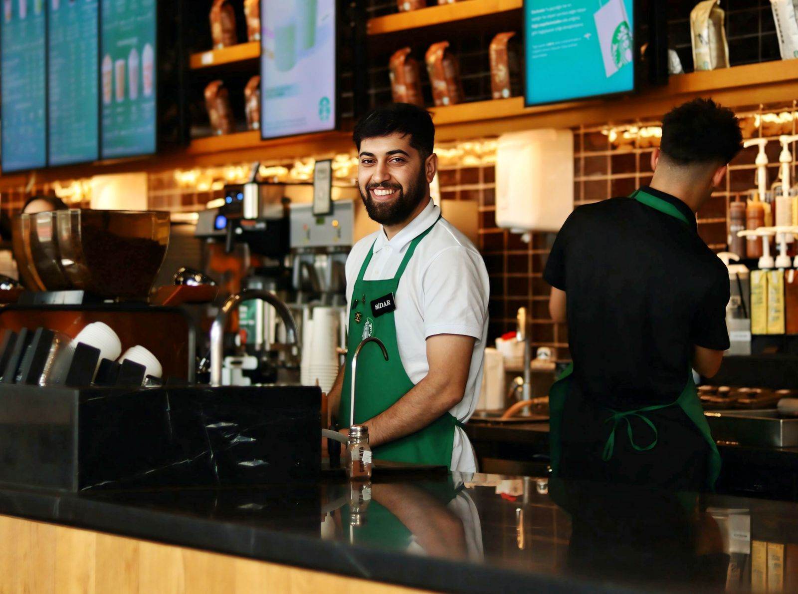 Joven trabajando en una cafetería en Estados Unidos