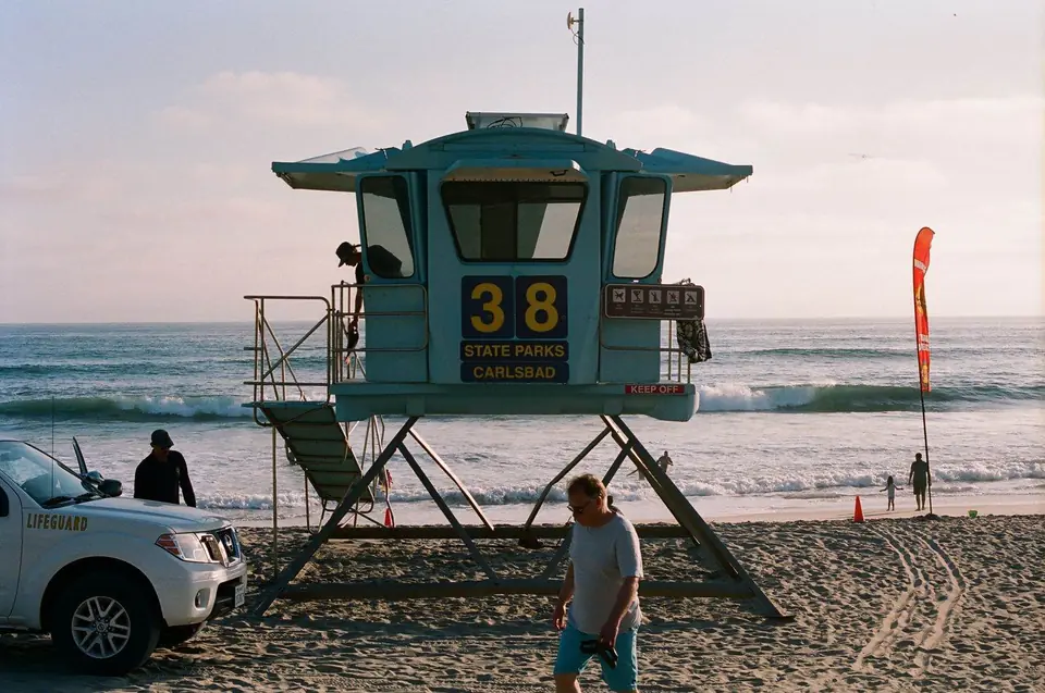 Torre de socorrista en una playa de California