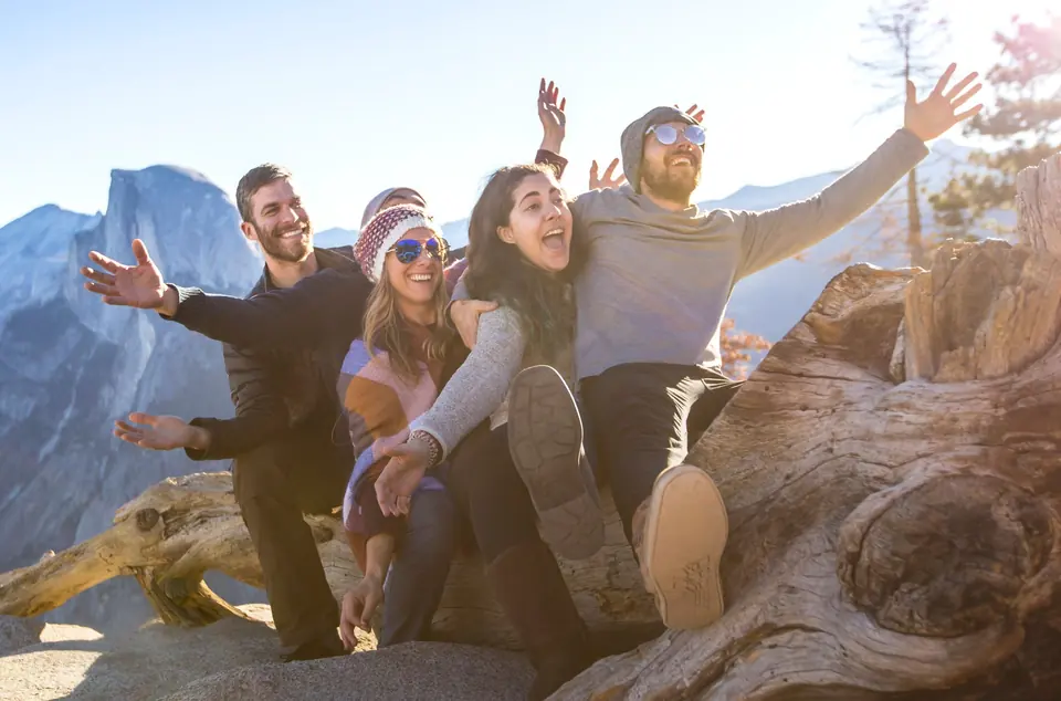 Grupo de jóvenes haciendo senderismo en Estados Unidos